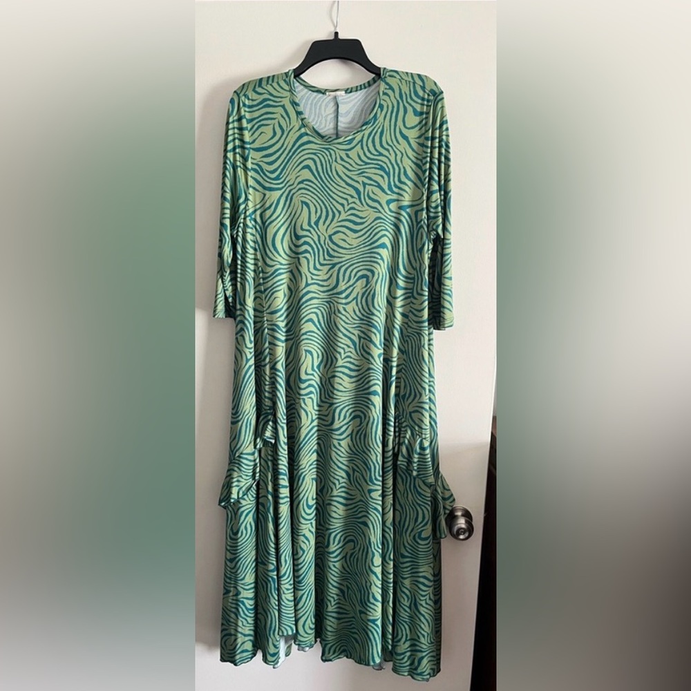 Zadie B’S Green Abstract Swirl Maxi Dress with 3/4 Sleeves - Picture 2 of 5